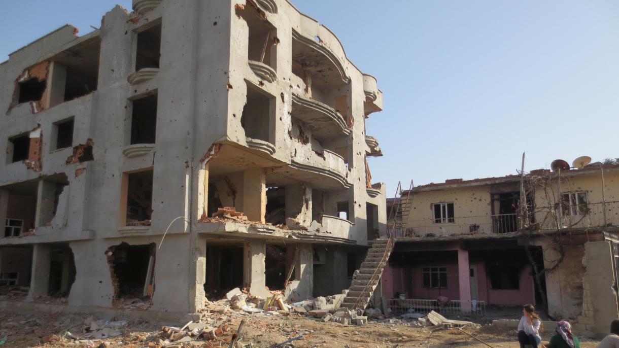 Cizre'de yıkılmış bir bina