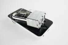 Telefona bağlanmış bir kilit