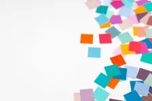 beyaz arka plan ve renkli yazı