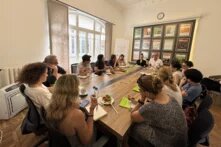 Heinrich Böll Stiftung’un Tiflis’teki Güney Kafkasya Ofisi Temsilcisi Sonja Schiffers ile Heinrich Böll Stiftung Derneği Türkiye Temsilcisi Dr. Dawid Bartelt, 12 Haziran 2024’te gerçekleşen basın toplantısında. 