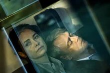 Yan yana duran ve pencereden bakan iki karakterin yer aldığı film sahnesi 