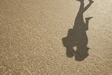 kurak bir tarlada anne ve çocuğunun siluetleri gözüküyor 