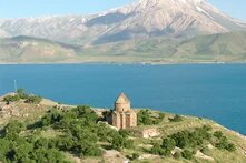Akdamar adası ile birlikte Van gölü manzarası 
