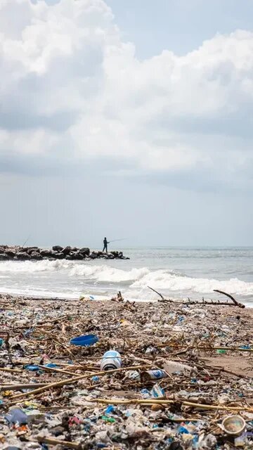 Adanalıoğlu Sahili’ndeki plastik kalıntıları