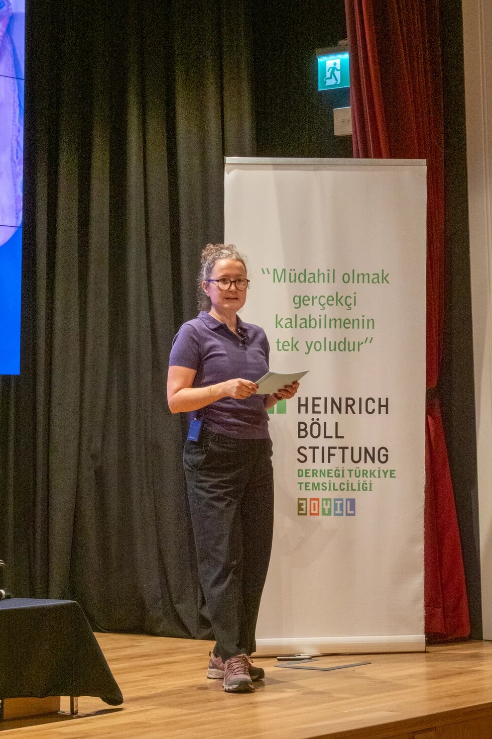 Açılış konuşması sırasında Yonca Verdioğlu