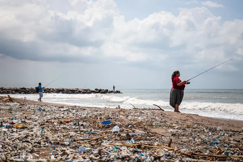Adanalıoğlu Sahili’ndeki plastik kalıntıları
