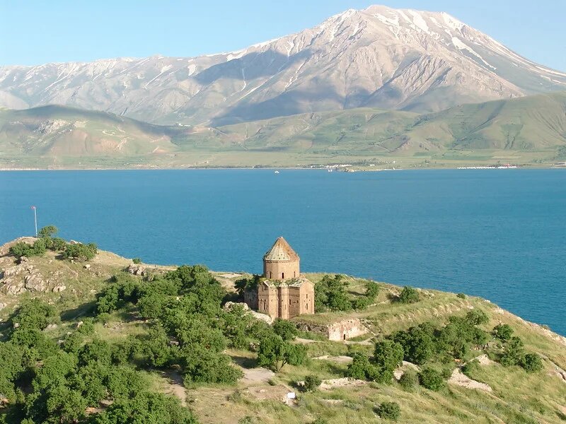 Akdamar adası ile birlikte Van gölü manzarası 
